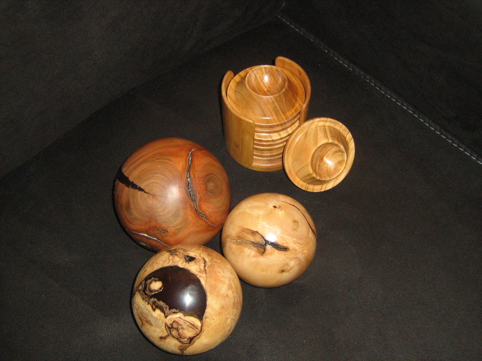 Holzkugeln mit Kunstharz und Eierbecher Set