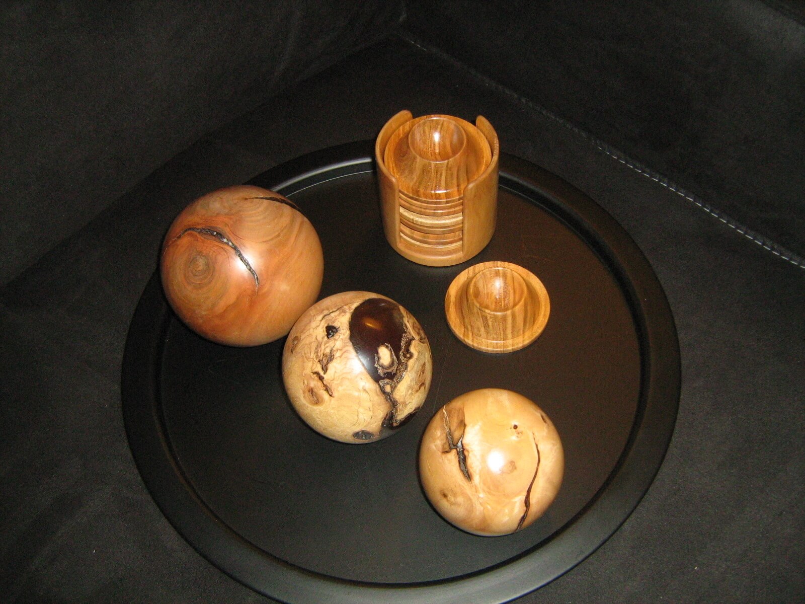 Holzkugeln und Eierbecher Set