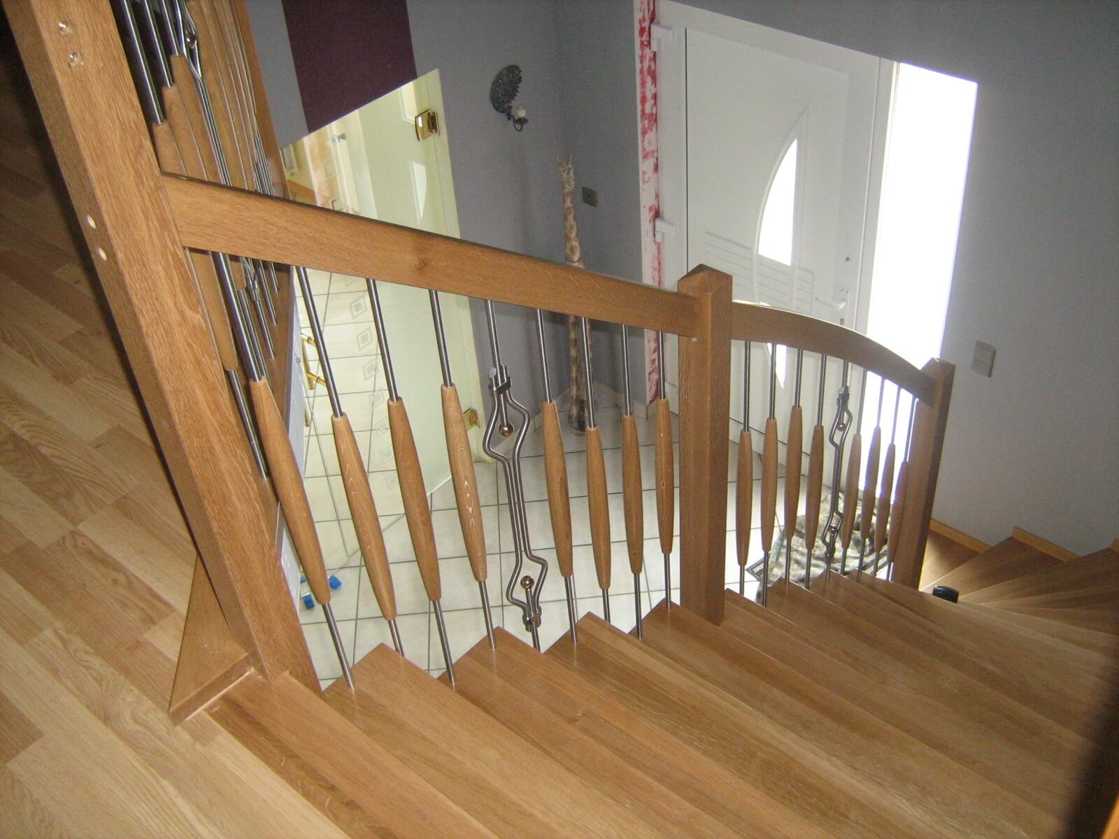 Massivholz Treppe mit Treppengeländer aus Eichenholz Metall