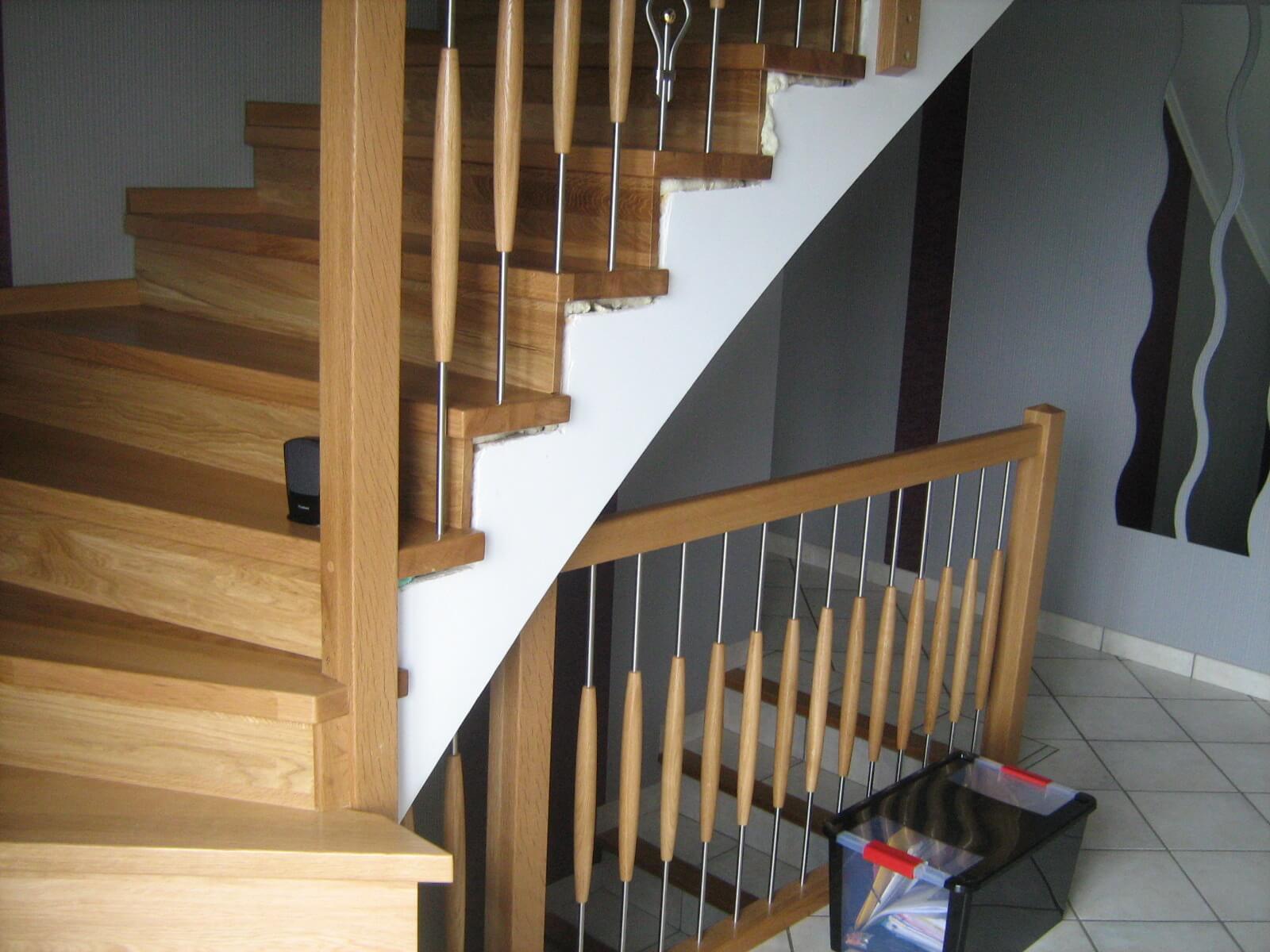 Massivholz Treppe mit Treppengeländer aus Holz Metall