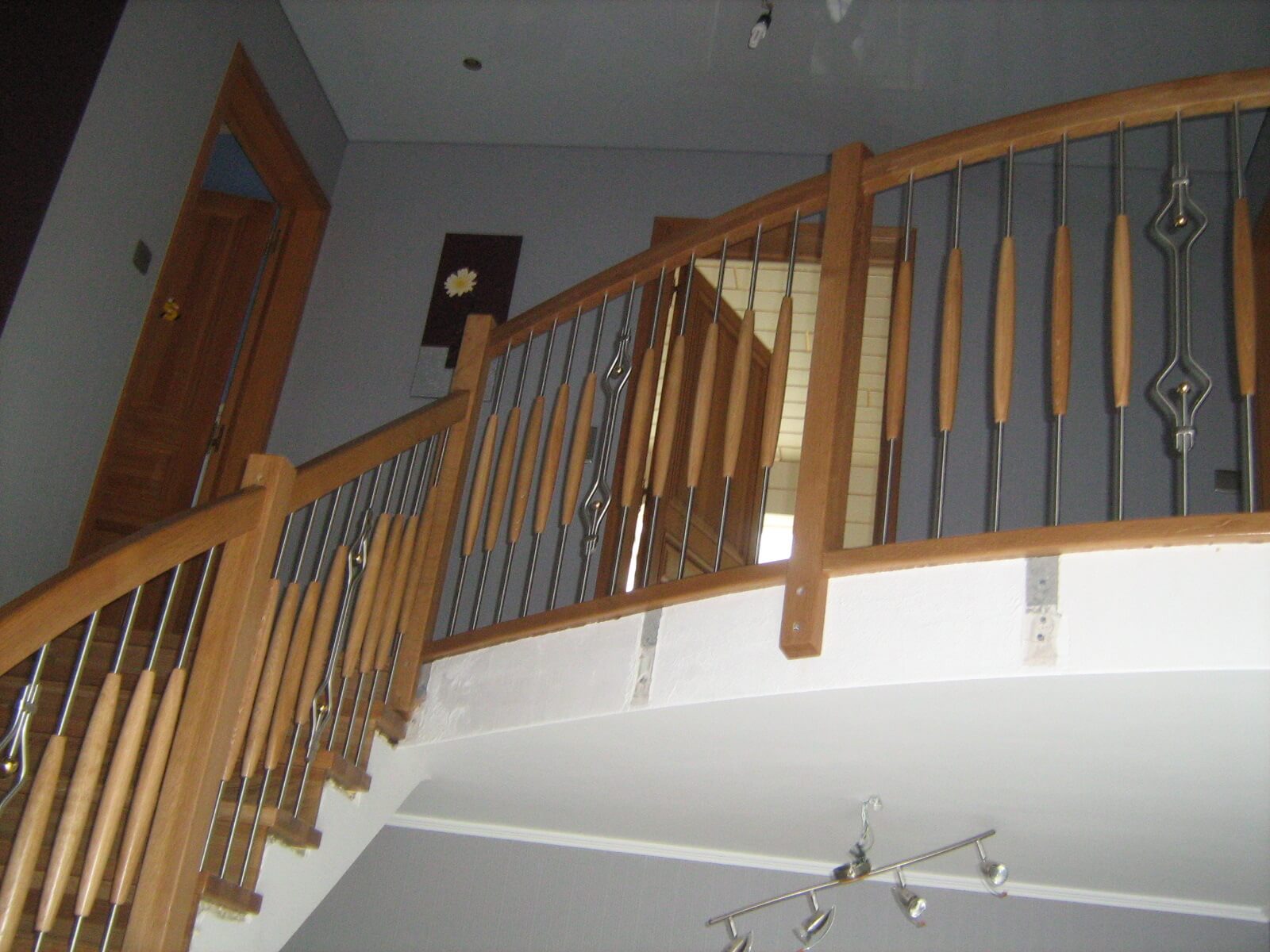 Massivholztreppe mit Treppengeländer aus Holz Metall
